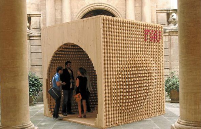Un Ovni en bois s'est posé au beau milieu de la cour de l'Hôtel Saint-Côme. Un Ovni en bois s'est posé au beau milieu de la cour de l'Hôtel Saint-Côme.