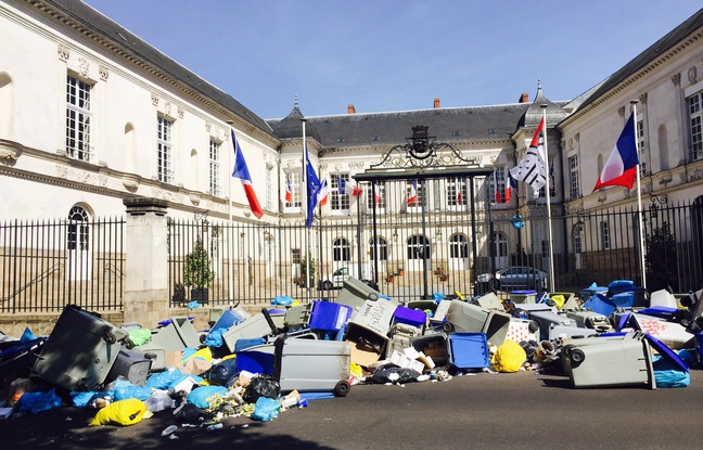 Les poubelles déversées devant la mairie. Les poubelles déversées devant la mairie.