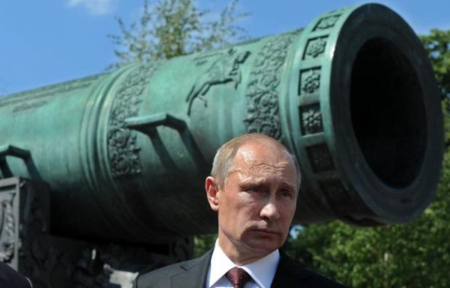 Le président russe Vladimir Poutine devant le canon du tsar au Kremlin à Moscou le 31 juillet 2014 Le président russe Vladimir Poutine devant le canon du tsar au Kremlin à Moscou le 31 juillet 2014