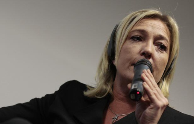 Marine Le Pen serre la main de Vittorio di Dio, conseiller municipal de Vérone (Italie), le 21 octobre 2010. A leur droite, un autre conseiller municipal de la ville, Elio Insacco. A leur gauche, Massimo Mariotti, membre de la «Droite sociale» italienne. Marine Le Pen serre la main de Vittorio di Dio, conseiller municipal de Vérone (Italie), le 21 octobre 2010. A leur droite, un autre conseiller municipal de la ville, Elio Insacco. A leur gauche, Massimo Mariotti, membre de la «Droite sociale» italienne.