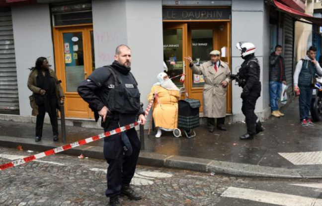 La police dans le quartier de la Goutte d'Or, près du boulevard Barbès à Paris, le 7 janvier 2016 après l'attaque d'un commissariat par un homme armé d'un couteau La police dans le quartier de la Goutte d'Or, près du boulevard Barbès à Paris, le 7 janvier 2016 après l'attaque d'un commissariat par un homme armé d'un couteau