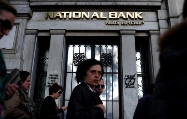 La Grèce verra son PIB chuter de "près de 5%" en 2012, soit plus que les estimations initiales, après un recul de 6,9% en 2011, a prévu mardi la Banque de Grèce dans son rapport annuel sur l'économie du pays. La Grèce verra son PIB chuter de "près de 5%" en 2012, soit plus que les estimations initiales, après un recul de 6,9% en 2011, a prévu mardi la Banque de Grèce dans son rapport annuel sur l'économie du pays.