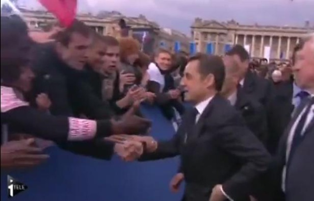 Capture d'écran d'une vidéo d'I>Télé, montrant Nicolas Sarkozy cacher sa montre, le 15 avril 2012. Capture d'écran d'une vidéo d'I>Télé, montrant Nicolas Sarkozy cacher sa montre, le 15 avril 2012.
