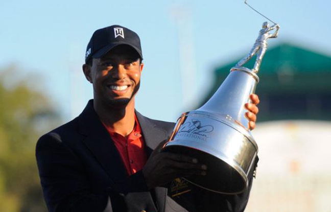 Tiger Woods tient son trophée gagné sur le PGA Tour à Orlando le 25 mars 2012. Tiger Woods tient son trophée gagné sur le PGA Tour à Orlando le 25 mars 2012.
