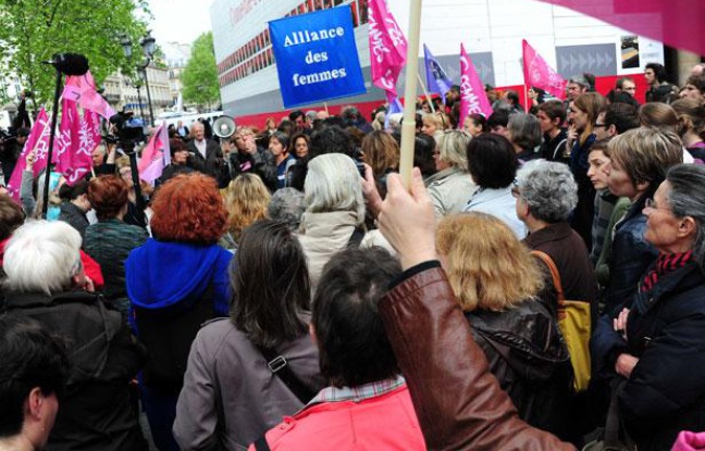 Le 5 mai, des féministes manifestent contre l'abrogation de la loi sur le harcèlement sexuel.
Le 5 mai, des féministes manifestent contre l'abrogation de la loi sur le harcèlement sexuel.