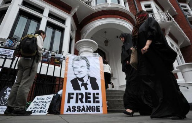 Le fondateur de WikiLeaks, Julian Assange, actuellement réfugié à l'ambassade d'Equateur à Londres, ne se rendra pas à la convocation de la police britannique en vue de son extradition vers la Suède, a annoncé vendredi une de ses porte-parole. Le fondateur de WikiLeaks, Julian Assange, actuellement réfugié à l'ambassade d'Equateur à Londres, ne se rendra pas à la convocation de la police britannique en vue de son extradition vers la Suède, a annoncé vendredi une de ses porte-parole.