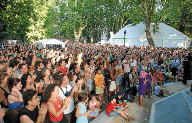 Clou de l'été grenoblois, la 14e édition du Cabaret Frappé devrait encore attirer la grande foule au Jardin de ville. Clou de l'été grenoblois, la 14e édition du Cabaret Frappé devrait encore attirer la grande foule au Jardin de ville.