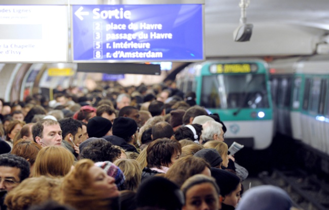 Affronter métro bondé à 8h du matin n'est pas la meilleure façon de commencer la journée. Affronter métro bondé à 8h du matin n'est pas la meilleure façon de commencer la journée.