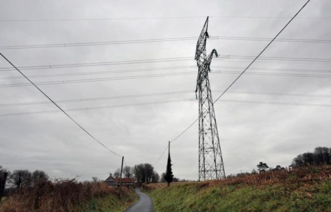 La société RTE, filiale d'EDF, a été condamnée jeudi en référé à Coutances (Manche) à cesser, sur la parcelle d'un agriculteur placé en garde à vue en juillet, les travaux de construction de la ligne à très haute tension (THT) liée au réacteur EPR en chantier à Flamanville (Manche). La société RTE, filiale d'EDF, a été condamnée jeudi en référé à Coutances (Manche) à cesser, sur la parcelle d'un agriculteur placé en garde à vue en juillet, les travaux de construction de la ligne à très haute tension (THT) liée au réacteur EPR en chantier à Flamanville (Manche).