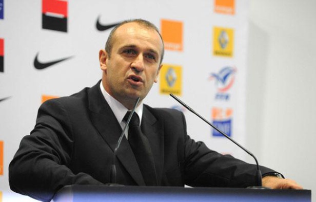Philippe Saint-André, le sélectionneur de l'équipe de France de rugby, le 9 décembre 2011, à Marcoussis. Philippe Saint-André, le sélectionneur de l'équipe de France de rugby, le 9 décembre 2011, à Marcoussis.