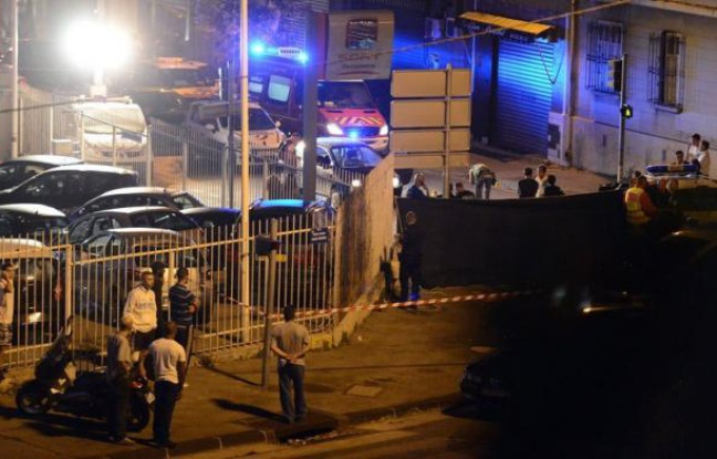 Un homme de 25 ans a été tué d'une rafale de Kalachnikov mercredi soir dans les quartiers nord de Marseille, par le passager d'une voiture. Un homme de 25 ans a été tué d'une rafale de Kalachnikov mercredi soir dans les quartiers nord de Marseille, par le passager d'une voiture.