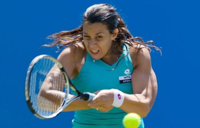 Marion Bartoli, 9e mondiale, a su parfaitement gérer la pluie pour se qualifier pour les demi-finales du tournoi WTA d'Eastbourne, dont elle est la tenante du titre, en battant la Tchèque Lucie Safarova (21e) 6-4, 6-2, jeudi en quarts de finale. Marion Bartoli, 9e mondiale, a su parfaitement gérer la pluie pour se qualifier pour les demi-finales du tournoi WTA d'Eastbourne, dont elle est la tenante du titre, en battant la Tchèque Lucie Safarova (21e) 6-4, 6-2, jeudi en quarts de finale.