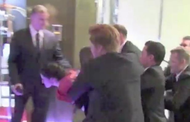 Kristen Stewart court se réfugier dans son hôtel, le vendredi 25 mai 2012 à Cannes. Kristen Stewart court se réfugier dans son hôtel, le vendredi 25 mai 2012 à Cannes.