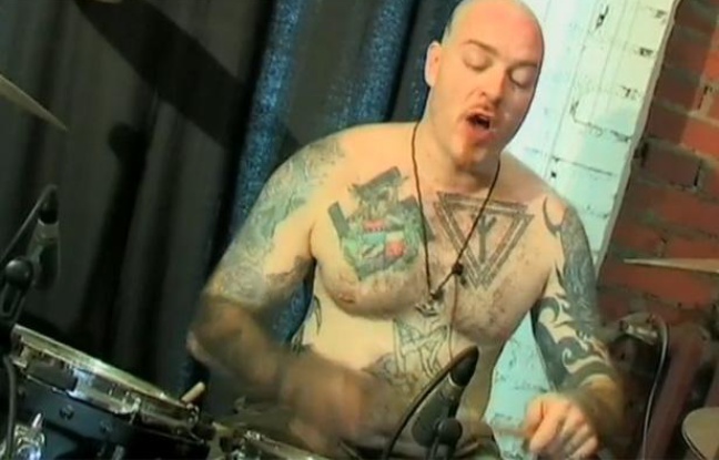 Capture d'écran d'un reportage de la ZDF consacrée à Evgueni Nikitine, chanteur d'opéra russe qui a quitté le festival de Bayreuth 2012 à cause de ses tatouages nazis. Capture d'écran d'un reportage de la ZDF consacrée à Evgueni Nikitine, chanteur d'opéra russe qui a quitté le festival de Bayreuth 2012 à cause de ses tatouages nazis.