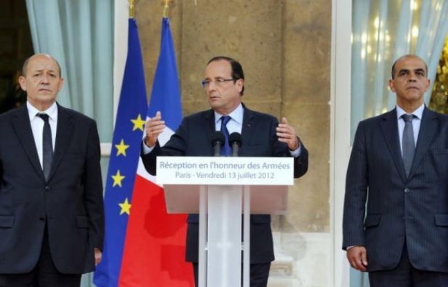 Le président François Hollande a lancé vendredi, à la veille du 14 juillet, la préparation du nouveau Livre blanc de la défense, qui doit redéfinir les menaces et les priorités stratégiques de la France pour les quinze année à venir, lors d'une allocution dans les jardins du ministère. Le président François Hollande a lancé vendredi, à la veille du 14 juillet, la préparation du nouveau Livre blanc de la défense, qui doit redéfinir les menaces et les priorités stratégiques de la France pour les quinze année à venir, lors d'une allocution dans les jardins du ministère.