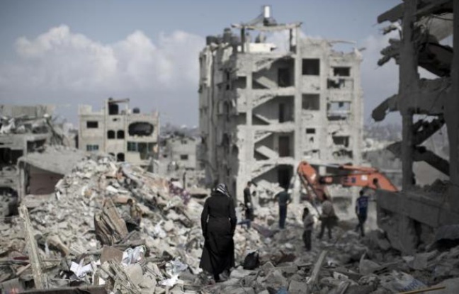 Une femme palestinienne marche au milieu de ruines près de Gaza City, le 6 août 2014 Une femme palestinienne marche au milieu de ruines près de Gaza City, le 6 août 2014