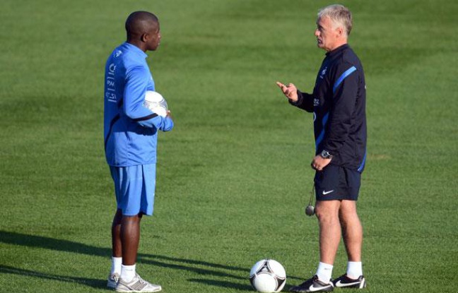 Le milieu des Bleus, Rio Mavuba (à g.) en discussion avec Didier Deschamps, lors d'un entraînement à Clairefontaine, le 3 septembre 2012. Le milieu des Bleus, Rio Mavuba (à g.) en discussion avec Didier Deschamps, lors d'un entraînement à Clairefontaine, le 3 septembre 2012.