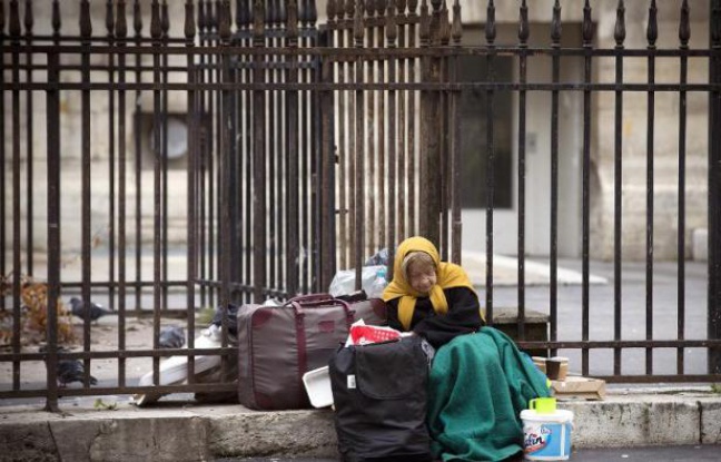 Une femme SDF à Paris, le 19 novembre 2014 Une femme SDF à Paris, le 19 novembre 2014
