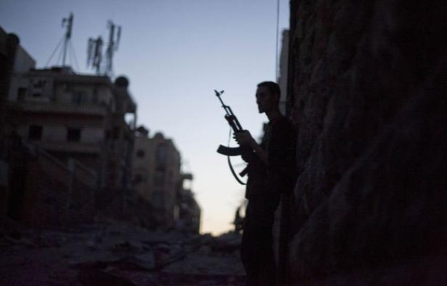 Une vingtaine de soldats ont été exécutés sommairement par des rebelles à Alep, une nouvelle exaction dans le conflit en Syrie où les violences redoublent d'intensité. Une vingtaine de soldats ont été exécutés sommairement par des rebelles à Alep, une nouvelle exaction dans le conflit en Syrie où les violences redoublent d'intensité.