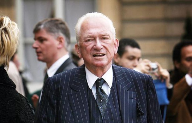 Seize mois après la polémique suscitée par ses propos sur les "nègres" et les menaces de boycott des parfums Guerlain, Jean-Paul Guerlain, descendant du fondateur de la célèbre maison, comparaissait jeudi après-midi devant le tribunal correctionnel de Paris pour injure raciale. Seize mois après la polémique suscitée par ses propos sur les "nègres" et les menaces de boycott des parfums Guerlain, Jean-Paul Guerlain, descendant du fondateur de la célèbre maison, comparaissait jeudi après-midi devant le tribunal correctionnel de Paris pour injure raciale.