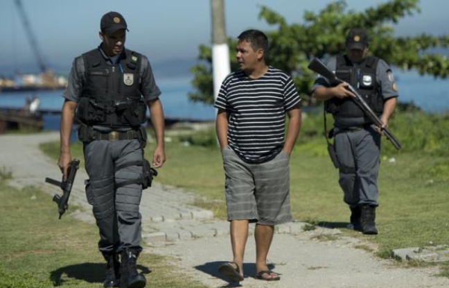 Escorté nuit et jour par des policiers, Alexandre Anderson, pêcheur, jure qu'il poursuivra sa lutte contre les projets pétrochimiques dans la baie de Rio. Escorté nuit et jour par des policiers, Alexandre Anderson, pêcheur, jure qu'il poursuivra sa lutte contre les projets pétrochimiques dans la baie de Rio.