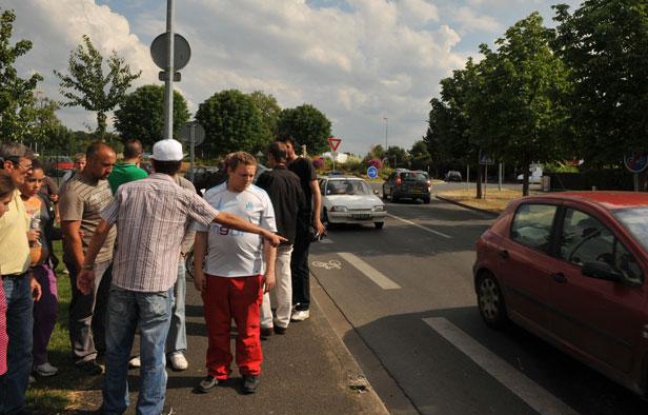 Les habitants du quartier où un fourgon de gendarmerie a foncé sur un groupe d'écoliers le 30 mai 2011, à Joue-les-Tours (Indre-et-Loire), cherchent à comprendre ce qui s'est passé. Les habitants du quartier où un fourgon de gendarmerie a foncé sur un groupe d'écoliers le 30 mai 2011, à Joue-les-Tours (Indre-et-Loire), cherchent à comprendre ce qui s'est passé.