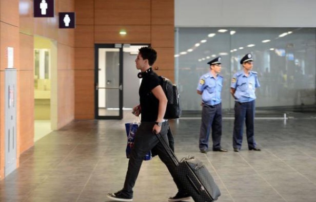 L'équipe de France a quitté dimanche Donetsk pour rejoindre l'Hexagone avec dans ses valises une nouvelle affaire Samir Nasri, joueur qui avait insulté la presse au premier match de l'Euro-2012 et a dérapé lors d'un incident avec un journaliste de l'AFP au dernier match. L'équipe de France a quitté dimanche Donetsk pour rejoindre l'Hexagone avec dans ses valises une nouvelle affaire Samir Nasri, joueur qui avait insulté la presse au premier match de l'Euro-2012 et a dérapé lors d'un incident avec un journaliste de l'AFP au dernier match.