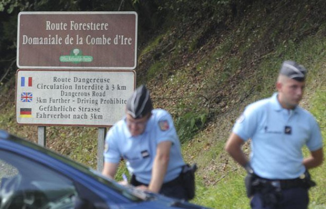 Des gendarmes postés sur les hauteurs de Chevaline (Haute-Savoie) où a eu lieu un quadruple meurtre le 5 septembre 2012. Des gendarmes postés sur les hauteurs de Chevaline (Haute-Savoie) où a eu lieu un quadruple meurtre le 5 septembre 2012.