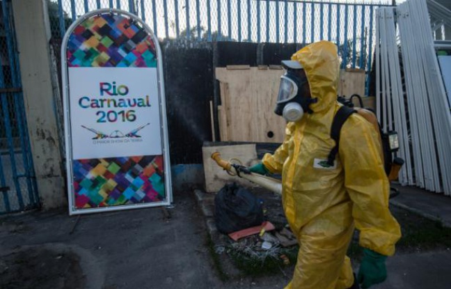 Un agent municipal vaporise du produit anti Zika, au sambadrome de Rio de Janeiro, le 26 janvier 2016 Un agent municipal vaporise du produit anti Zika, au sambadrome de Rio de Janeiro, le 26 janvier 2016