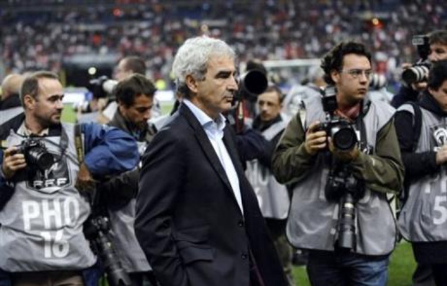 La ministre des Sports Roselyne Bachelot et son secrétaire d'Etat Bernard Laporte se disent "choqués" par les sifflets qui ont accompagné mardi soir la Marseillaise avant le début du match amical de football France-Tunisie au Stade de France, dans un communiqué diffusé mardi. La ministre des Sports Roselyne Bachelot et son secrétaire d'Etat Bernard Laporte se disent "choqués" par les sifflets qui ont accompagné mardi soir la Marseillaise avant le début du match amical de football France-Tunisie au Stade de France, dans un communiqué diffusé mardi.