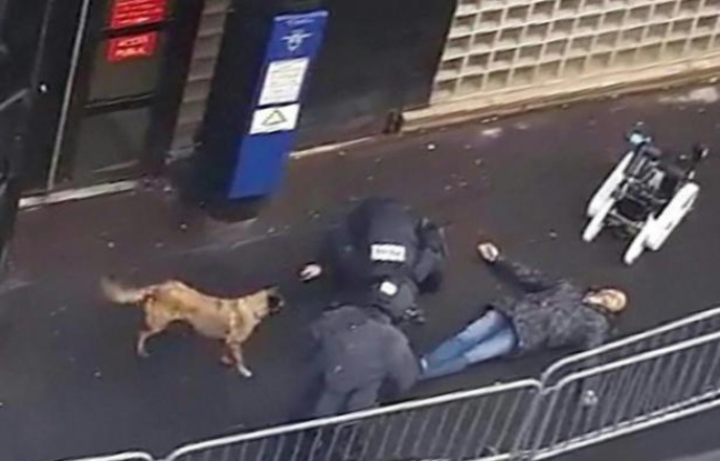Une capture d'écran d'une vidéo obtenue par l'AFP montre la police et un robot démineur autour du cadavre d'un homme abattu par la police devant le commissariat de la Goutte-d'Or à Paris, le 7 janvier 2016 Une capture d'écran d'une vidéo obtenue par l'AFP montre la police et un robot démineur autour du cadavre d'un homme abattu par la police devant le commissariat de la Goutte-d'Or à Paris, le 7 janvier 2016