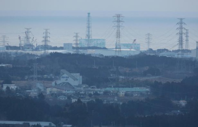 La centrale nucléaire Fukushima Daiichi (à l'arrière-plan) vue depuis la ville de Tomioka, au Japon, le 11 mars 2016 La centrale nucléaire Fukushima Daiichi (à l'arrière-plan) vue depuis la ville de Tomioka, au Japon, le 11 mars 2016
