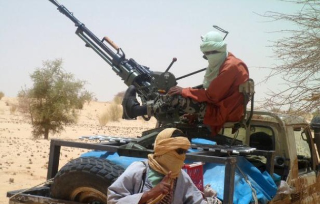 Un groupe armé islamiste a infligé mercredi une lourde défaite à la rébellion touareg dans le nord-est du Mali après de violents combats qui ont fait au moins vingt morts à Gao, ville désormais sous le contrôle total des islamistes qui renforcent leur emprise déjà forte sur la région. Un groupe armé islamiste a infligé mercredi une lourde défaite à la rébellion touareg dans le nord-est du Mali après de violents combats qui ont fait au moins vingt morts à Gao, ville désormais sous le contrôle total des islamistes qui renforcent leur emprise déjà forte sur la région.