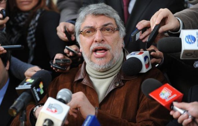 L'ex-président du Paraguay Fernando Lugo, destitué vendredi par le Parlement, a indiqué qu'il n'écartait pas la possibilité d'être à nouveau candidat à la présidentielle de 2013, dans un entretien publié jeudi par le quotidien brésilien Folha de Sao Paulo. L'ex-président du Paraguay Fernando Lugo, destitué vendredi par le Parlement, a indiqué qu'il n'écartait pas la possibilité d'être à nouveau candidat à la présidentielle de 2013, dans un entretien publié jeudi par le quotidien brésilien Folha de Sao Paulo.