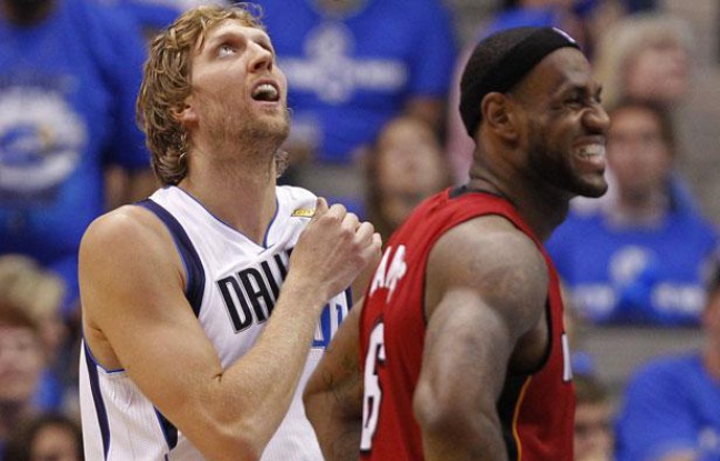 Dirk Nowitzki des Dallas Mavericks (à gauche) et LeBron James des Miami Heat, le 8 juin 2011, lors du match 4 de la finale NBA. Dirk Nowitzki des Dallas Mavericks (à gauche) et LeBron James des Miami Heat, le 8 juin 2011, lors du match 4 de la finale NBA.