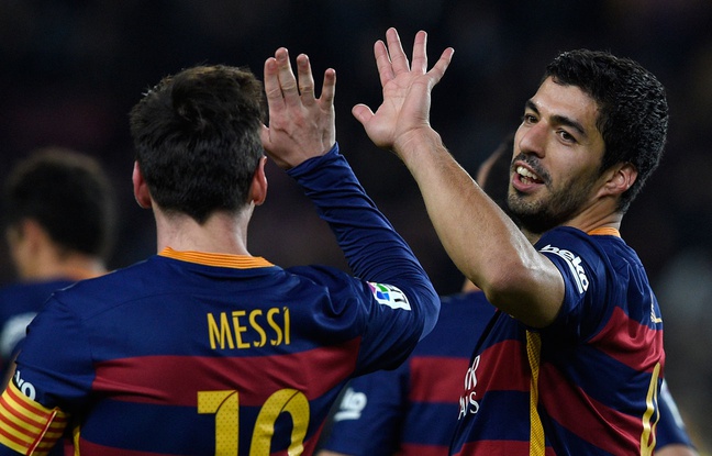Luis Suarez et Lionel Messi se félicitent après un but contre Valence le 3 février 2016. Luis Suarez et Lionel Messi se félicitent après un but contre Valence le 3 février 2016.