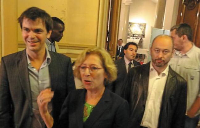Geneviève Fioraso (ici avec son suppléant Olivier Véran) arrive largement en tête dans la 1re. Geneviève Fioraso (ici avec son suppléant Olivier Véran) arrive largement en tête dans la 1re.