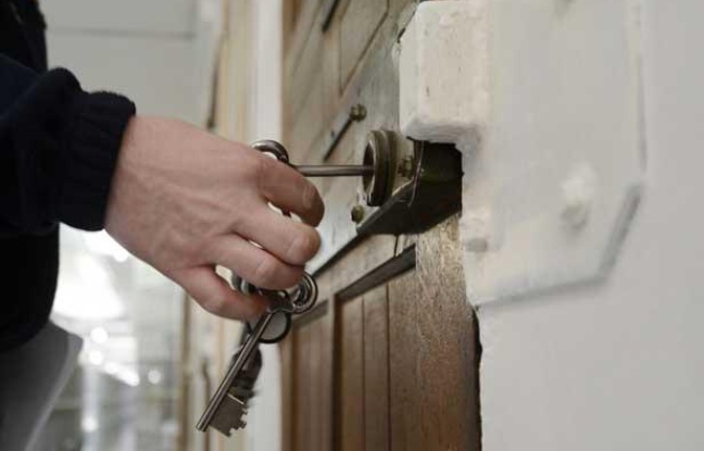 Un gardien ouvre une porte de la prison des Baumettes, à Marseille, le 6 mars 2013. Un gardien ouvre une porte de la prison des Baumettes, à Marseille, le 6 mars 2013.