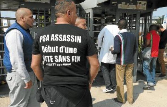 Certains ouvriers se font peu d'illusions quant à leur avenir professionnel chez PSA. Certains ouvriers se font peu d'illusions quant à leur avenir professionnel chez PSA.