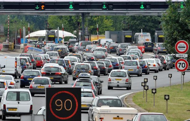 Départs en vacances chargés sur les axes routiers, ici à un péage sur l'A10 Départs en vacances chargés sur les axes routiers, ici à un péage sur l'A10
