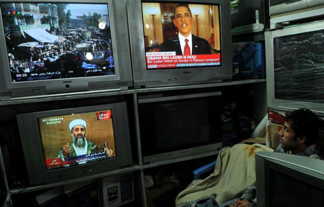 Un Afghan regarde les informations à Kaboul, le 2 mai 2011, jour où la mort d’Oussama ben Laden a été announcée par Barack Obama. Un Afghan regarde les informations à Kaboul, le 2 mai 2011, jour où la mort d’Oussama ben Laden a été announcée par Barack Obama.