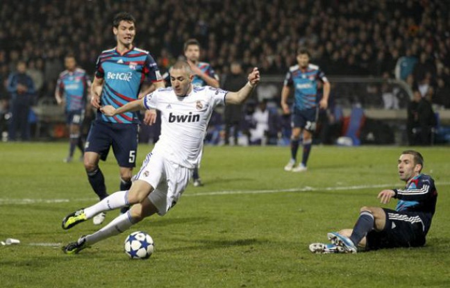 La frappe de Karim Benzema fait mouche et permet au Real Madrid de repartir de Lyon avec un score favorable (1-1), le 22 février 2011. La frappe de Karim Benzema fait mouche et permet au Real Madrid de repartir de Lyon avec un score favorable (1-1), le 22 février 2011.