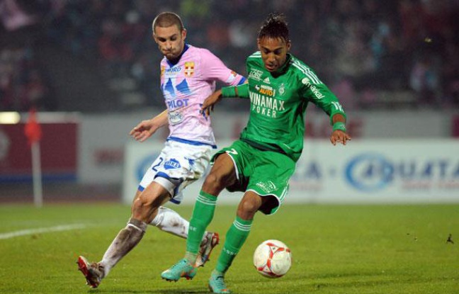 L'attaquant de Saint-Etienne Pierre-Emerick Aubameyang lors du match contre Evian le 17 novembre 2012. L'attaquant de Saint-Etienne Pierre-Emerick Aubameyang lors du match contre Evian le 17 novembre 2012.