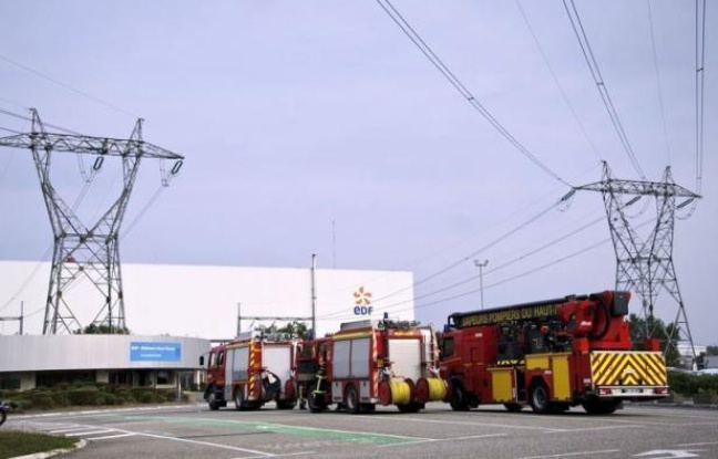 Un dégagement de vapeur a fait deux blessés très légers mercredi dans la centrale nucléaire de Fessenheim (Haut-Rhin), mais le gouvernement comme EDF ont minimisé la portée de cet incident dans la doyenne des centrales françaises, qui a toutefois suscité de nombreuses réactions. Un dégagement de vapeur a fait deux blessés très légers mercredi dans la centrale nucléaire de Fessenheim (Haut-Rhin), mais le gouvernement comme EDF ont minimisé la portée de cet incident dans la doyenne des centrales françaises, qui a toutefois suscité de nombreuses réactions.