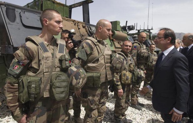 Le président Francois Hollande rencontre des soldats français lors d'une visite en Afghanistan, dans la province de la Kapisa, le 25 mai 2012. Le président Francois Hollande rencontre des soldats français lors d'une visite en Afghanistan, dans la province de la Kapisa, le 25 mai 2012.