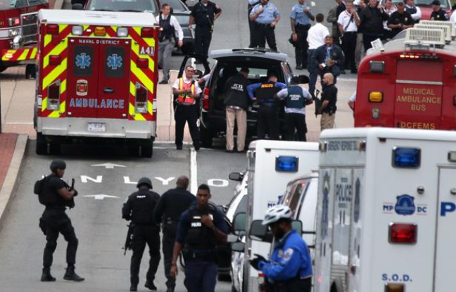 Des services d'urgence se mobilisent après une fusillade dans un immeuble de la Marine à Washington, le 16 septembre 2013. Des services d'urgence se mobilisent après une fusillade dans un immeuble de la Marine à Washington, le 16 septembre 2013.