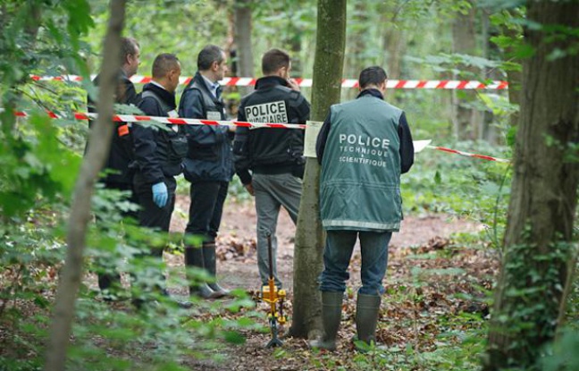 Le 18 juin 2012, la police judiciaire et la police scientifique enquêtent après la découverte d'un tronc humain dans le bois de Vincennes. Le 18 juin 2012, la police judiciaire et la police scientifique enquêtent après la découverte d'un tronc humain dans le bois de Vincennes.