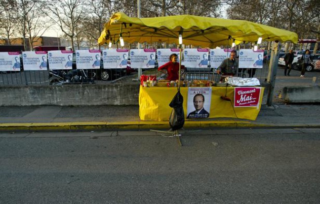 Un vendeur de sandwichs lors du meeting de François Hollande au palais des sport de Lyon, le 1 mars 2012. Un vendeur de sandwichs lors du meeting de François Hollande au palais des sport de Lyon, le 1 mars 2012.