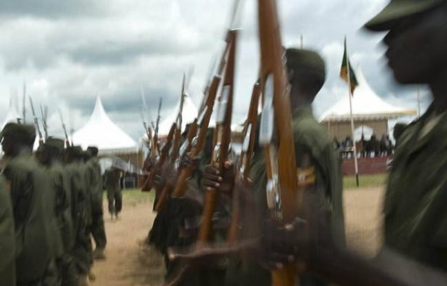 Assa Mutebi, instructeur ougandais, admet, en regardant marcher avec hésitation des centaines de recrues somaliennes sur un terrain en périphérie de Mogadiscio, que son travail est parfois un peu étrange. Assa Mutebi, instructeur ougandais, admet, en regardant marcher avec hésitation des centaines de recrues somaliennes sur un terrain en périphérie de Mogadiscio, que son travail est parfois un peu étrange.