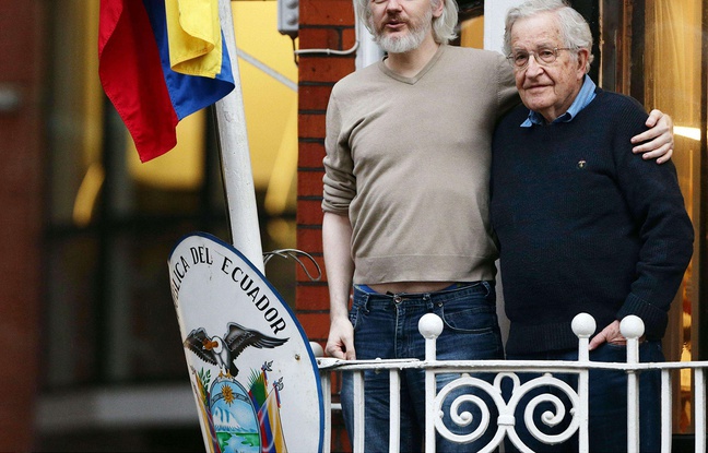 Julian Assange sur le balcon de l'ambassade équatorienne à Londres avec le linguiste et philosophe Noam Chomsky, le 25 novembre 2014. Julian Assange sur le balcon de l'ambassade équatorienne à Londres avec le linguiste et philosophe Noam Chomsky, le 25 novembre 2014.
